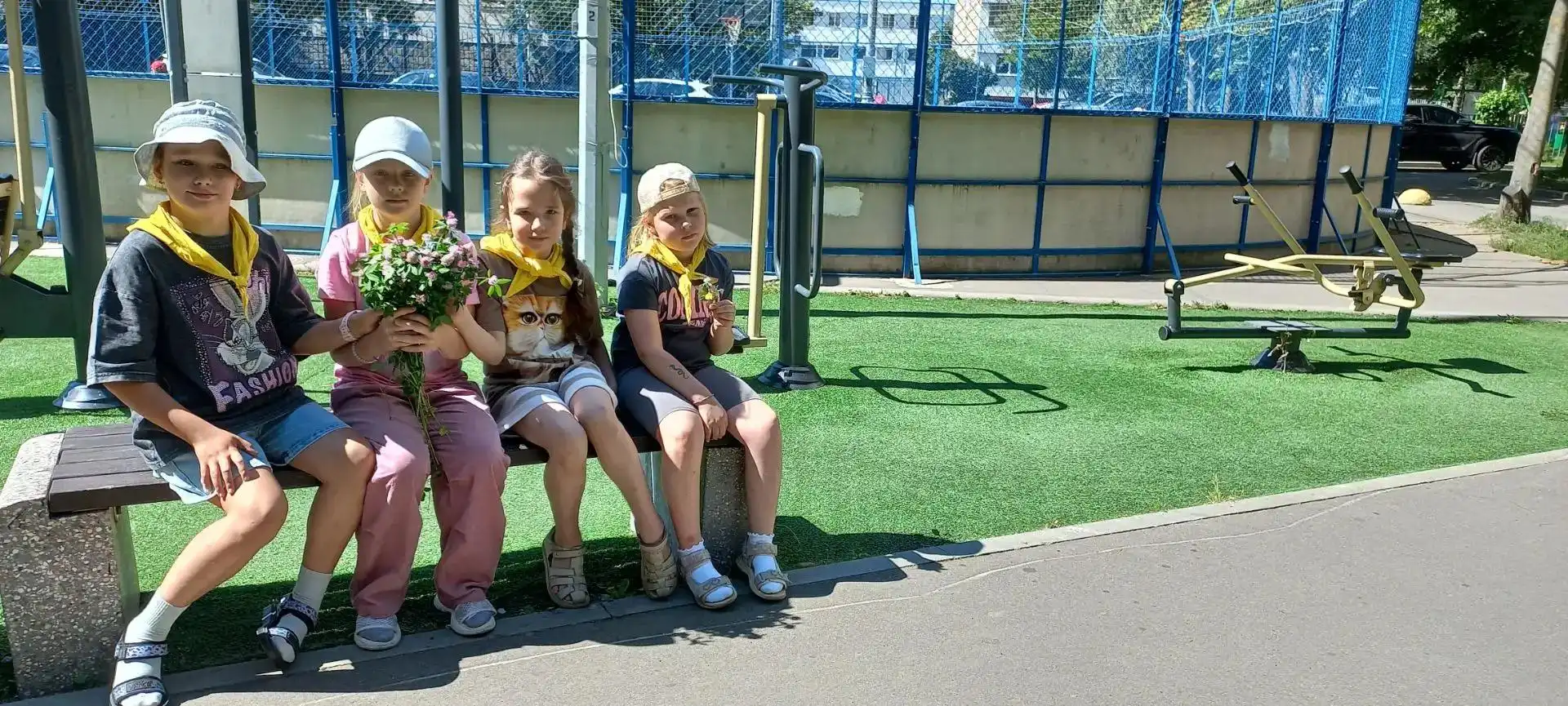 Полевые букеты, футбол и викторина по мультфильмам: солнечный день в Щербинке